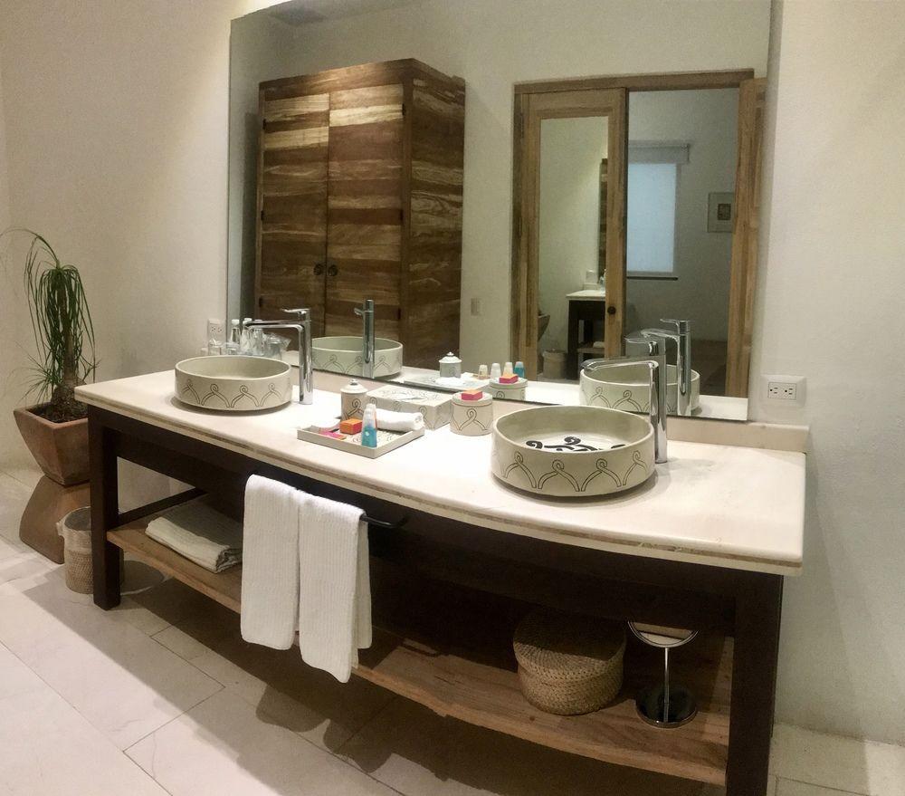 Hotel Boutique Casareyna Puebla Kültér fotó Bathroom at the Hotel