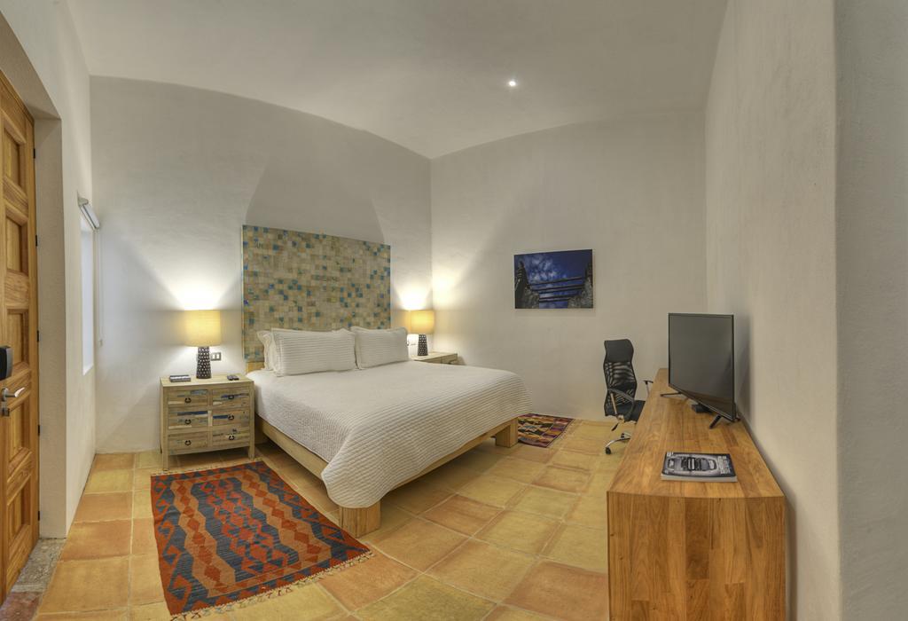 Hotel Boutique Casareyna Puebla Kültér fotó A bedroom at the hotel