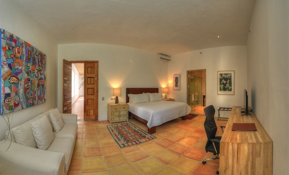 Hotel Boutique Casareyna Puebla Kültér fotó A bedroom at the hotel