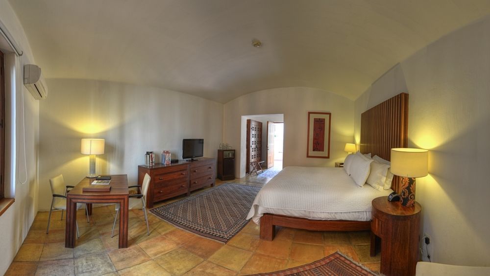 Hotel Boutique Casareyna Puebla Kültér fotó A bedroom at the hotel